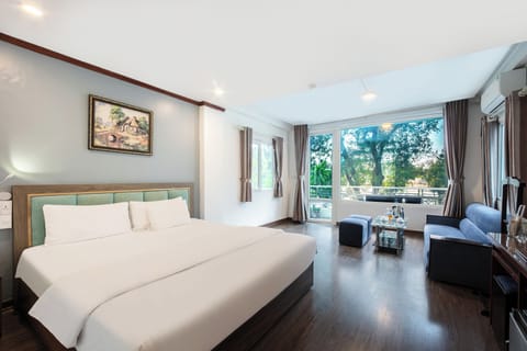 Deluxe Double Room | Minibar, in-room safe, blackout drapes, iron/ironing board