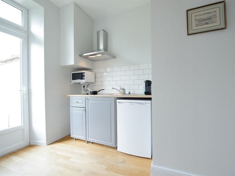 Standard Apartment, Ensuite | Private kitchen
