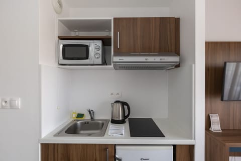 Standard Studio (2 People) | Desk, laptop workspace, soundproofing, free cribs/infant beds