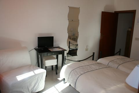 Suite, Private Bathroom, Garden View | Room amenity