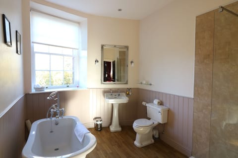 Premium Quadruple Room, Courtyard View | Individually decorated, individually furnished, soundproofing