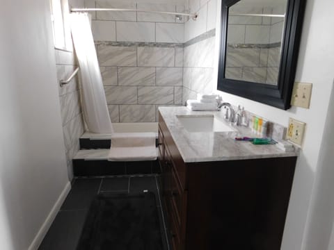 Comfort Studio Suite, Multiple Beds | Bathroom | Combined shower/tub, free toiletries, towels