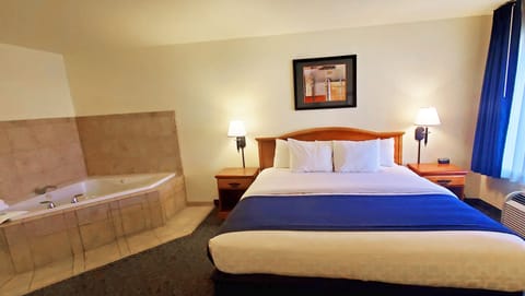 1 King Bed Nonsmoking with Hot Tub | Desk, iron/ironing board, free WiFi, bed sheets
