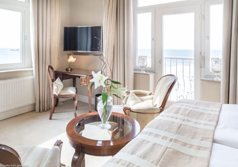 Double Room, Sea View | Minibar, in-room safe, desk, free WiFi