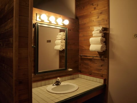 Shower, free toiletries, towels