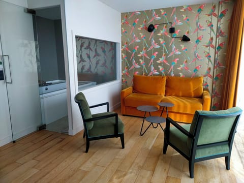 Premium Suite | Living area | 70-inch flat-screen TV with satellite channels, TV