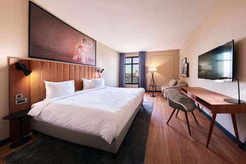 Premium Room (Port View) | Hypo-allergenic bedding, in-room safe, desk, laptop workspace