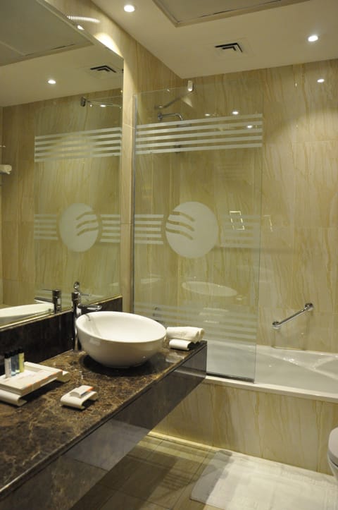 Combined shower/tub, deep soaking tub, rainfall showerhead