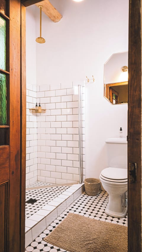 The Old Village Trader Suite | Bathroom | Shower, eco-friendly toiletries, towels