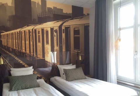 Standard Room, 1 Queen Bed, Non Smoking | Desk, blackout drapes, soundproofing, iron/ironing board (on request)