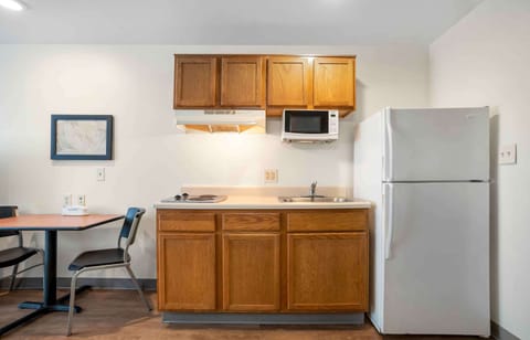 Desk, laptop workspace, iron/ironing board, free WiFi