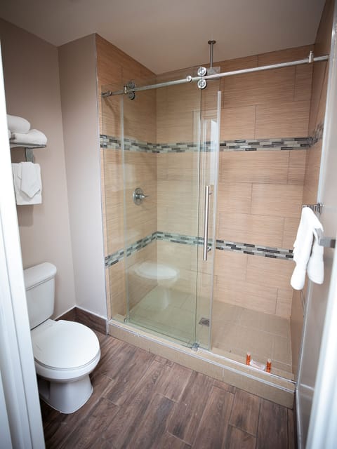 Luxury Suite, 1 King Bed, Non Smoking, Jetted Tub | Bathroom | Shower, free toiletries, hair dryer, towels