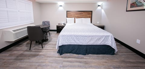 Standard Room, 1 Bedroom, Accessible, Non Smoking | Premium bedding, memory foam beds, desk, iron/ironing board
