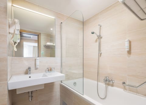 Superior Suite, Balcony | Bathroom | Shower, free toiletries, hair dryer, towels