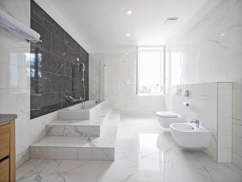 Melion luxury suite with balcony | Bathroom | Free toiletries, hair dryer, towels