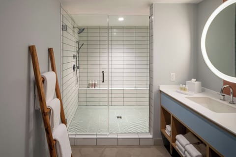 Combined shower/tub, hydromassage showerhead, free toiletries