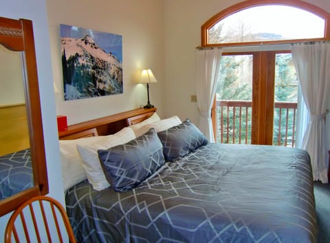 Deluxe King Bedroom with Mountain View | View from room