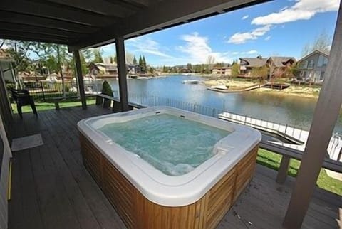House, 4 Bedrooms | Outdoor spa tub