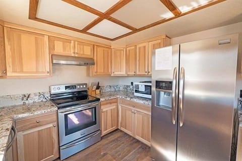 House, 4 Bedrooms | Private kitchen | Full-size fridge, oven, stovetop, dishwasher