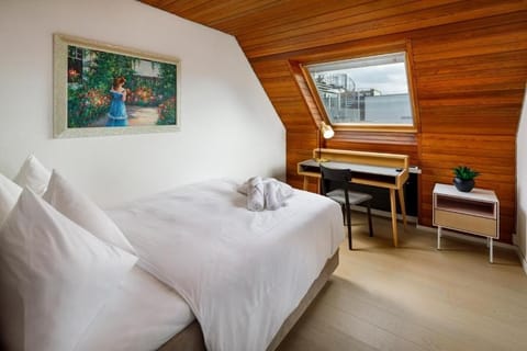 Deluxe Triple Room | Desk, free WiFi, bed sheets