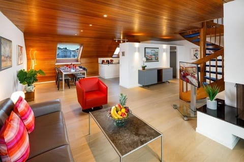 Deluxe Triple Room | Living area | Flat-screen TV