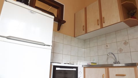 Apartment, 1 Bedroom | Hypo-allergenic bedding, desk, iron/ironing board