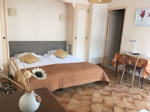 Twin Room | Desk, iron/ironing board, free cribs/infant beds, rollaway beds