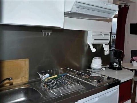 16 Studio lit double | Private kitchenette | Full-size fridge, microwave, stovetop, espresso maker