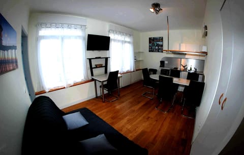 14 Appartement T3 | Living room | Flat-screen TV