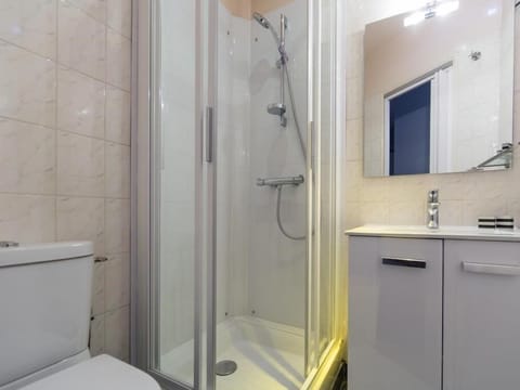 Quadruple Room, Ensuite | Bathroom | Free toiletries, hair dryer, towels, soap