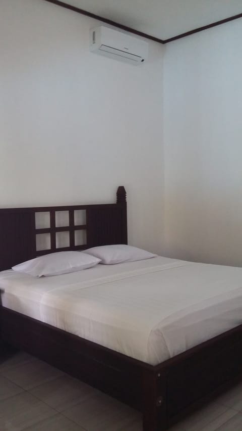 Desk, laptop workspace, free WiFi, bed sheets