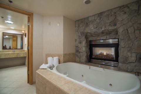 Standard Room, 1 King Bed, Jetted Tub | Room amenity
