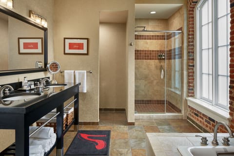 Premium Room, 1 King Bed | Bathroom | Combined shower/tub, designer toiletries, hair dryer, bathrobes