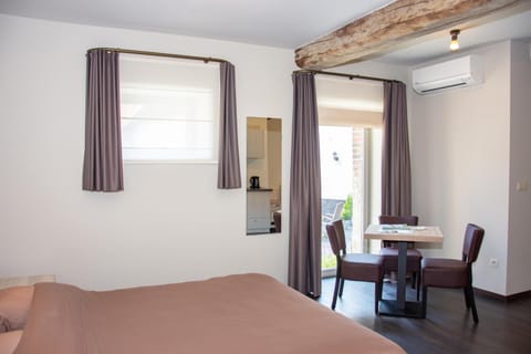 Triple Room | Minibar, blackout drapes, soundproofing, free WiFi