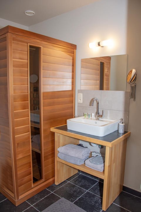 Deluxe Double or Twin Room, 1 Queen Bed | Bathroom | Shower, free toiletries, hair dryer, towels