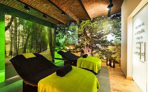 Couples treatment rooms, body treatments, aromatherapy