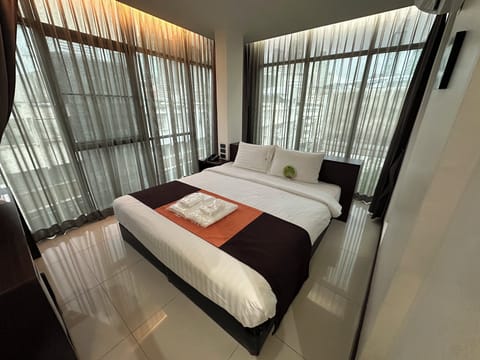 Premier Double Room | Minibar, desk, free WiFi, bed sheets