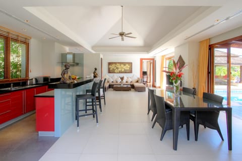Deluxe Villa, 1 King Bed, Private Pool, Partial Ocean View | In-room dining