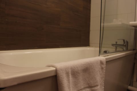 Bathtub, free toiletries, hair dryer, towels