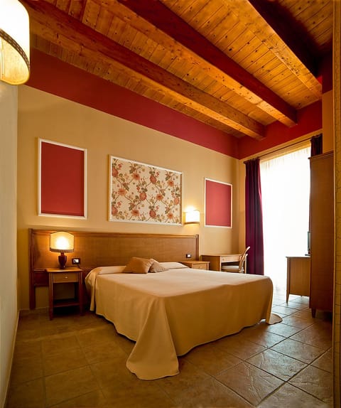 Double Room | Minibar, individually decorated, individually furnished, desk