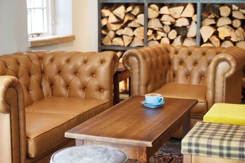 Breakfast, lunch, dinner served; British cuisine