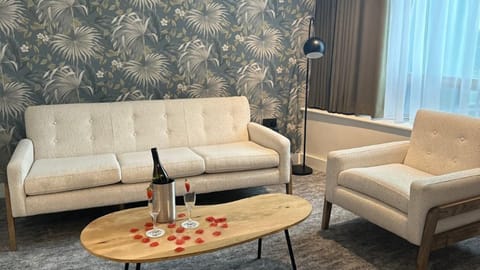 Superior Room | Living area | Flat-screen TV