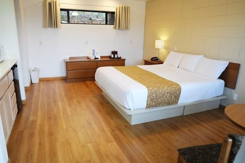 Deluxe Room, 1 King Bed | In-room safe, free WiFi, bed sheets