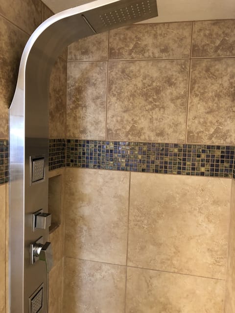 Deluxe Room, 1 Queen Bed | Bathroom shower