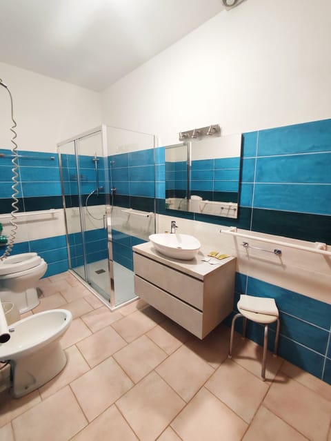 Shower, free toiletries, hair dryer, bidet