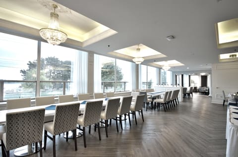 Daily cooked-to-order breakfast for a fee