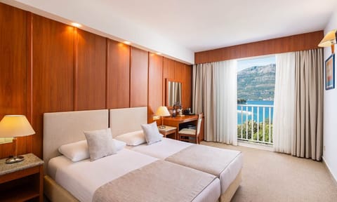 Comfort double room, seaside | Minibar, in-room safe, desk, soundproofing