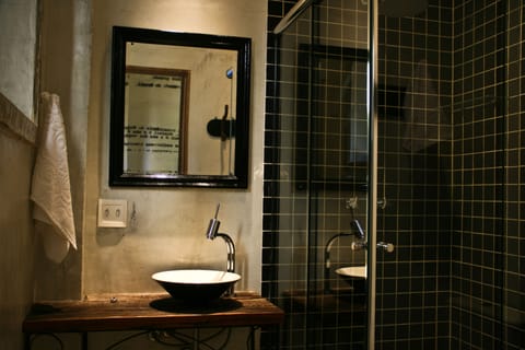 Double Room, Balcony | Minibar, individually decorated, desk, free WiFi