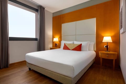 Suite, 1 King Bed, Non Smoking | Minibar, in-room safe, desk, laptop workspace