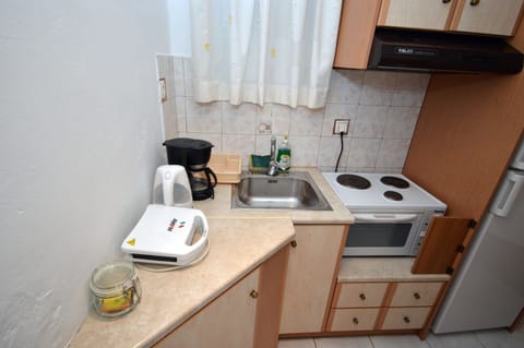 Full-size fridge, microwave, oven, stovetop